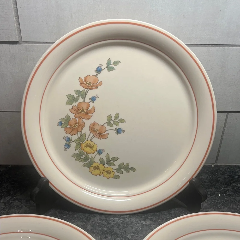 Corelle Royal Garden 10” dinner plate. Like new. ONE SINGLE PLATE